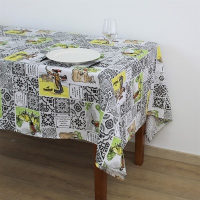 Manta de mesa colorida em patchwork cobrindo uma mesa com prato branco e copo