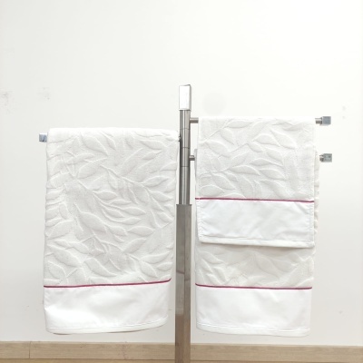 Conjunto de toalhas brancas com padrão de folhas em relevo