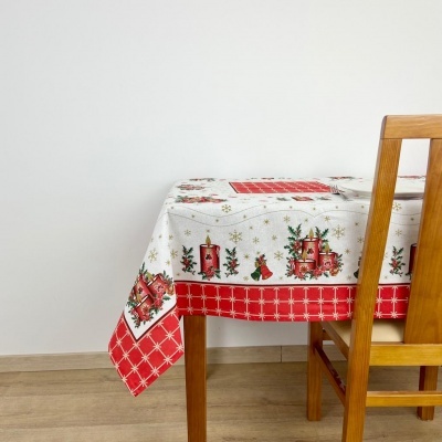 Mesa de madeira com toalha de Natal branca e vermelha, cadeira de madeira ao lado