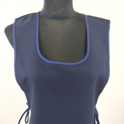 Vestido azul escuro com decote quadrado e acabamento azul claro num manequim preto.