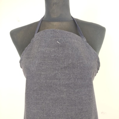 Avental cinzento escuro em manequim preto