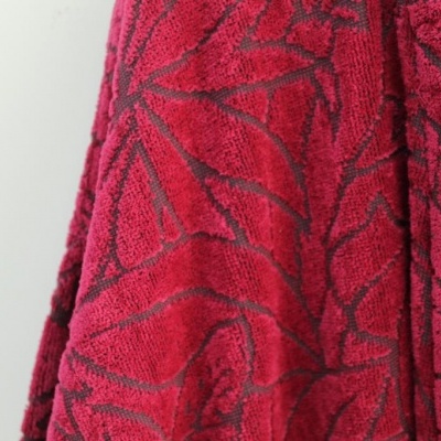 Toalha vermelha com padrão de linhas pretas em fundo branco