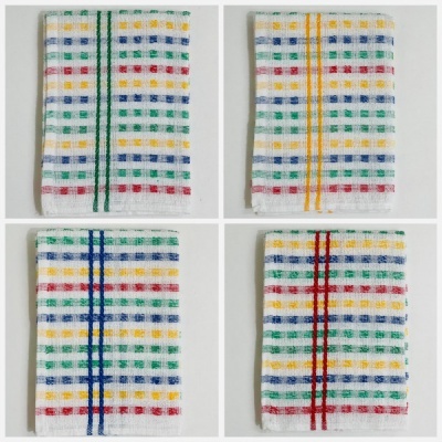 Quatro panos de cozinha com padrão xadrez colorido e linhas verticais em cores diferentes