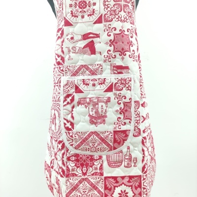 Avental acolchoado com padrão vermelho e branco e bolso frontal