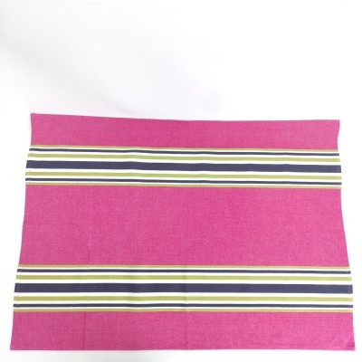 Toalha de mesa rosa com riscas horizontais coloridas