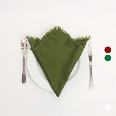 Conjunto de mesa com guardanapo verde, prato branco, faca e garfo