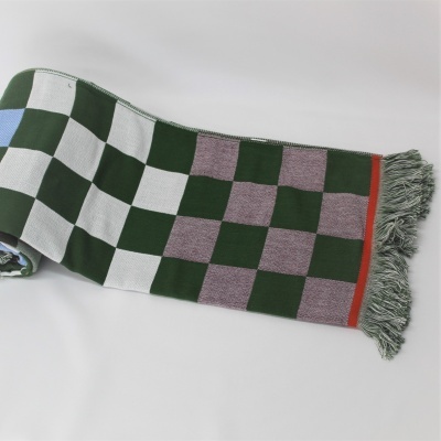 Cachecol quadriculado verde, branco e roxo com franjas verdes e linha laranja