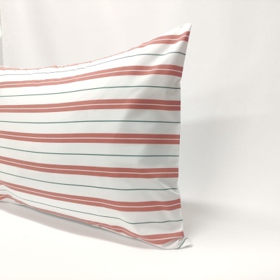 Travesseiro branco com riscas cor de rosa e pretas horizontais