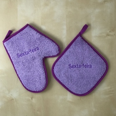 Conjunto de luva de forno e apoio de panela lilás com bordas roxas e texto 'Sexta-feira'