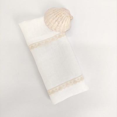 toalha branca decorativa com bordado bege e concha