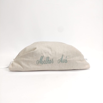 Estojo bege claro com frase bordada 'Melhor Avó'