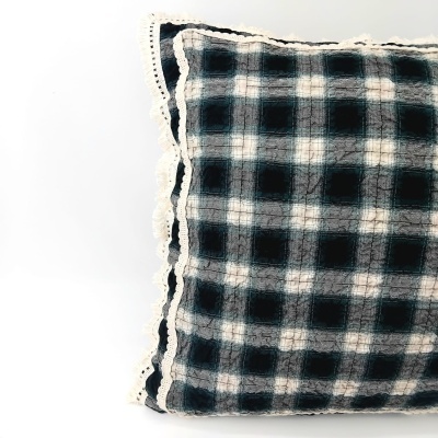 Almofada quadrada xadrez azul e branco com borda de renda branca