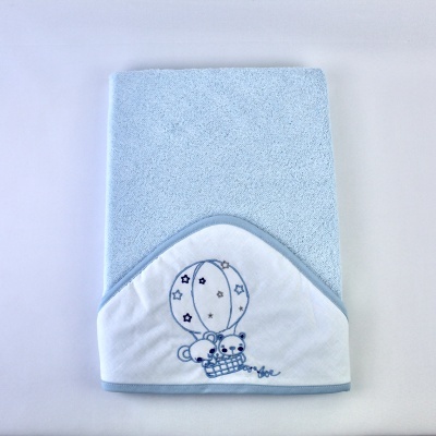 Toalha de banho azul com capuz branco e bordado de balão e ursos