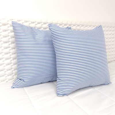 Dois almofadas quadradas com padrão de listras azul e branco