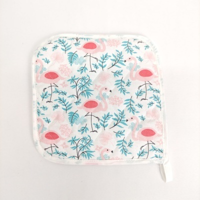 Pano quadrado com padrão de flamingos cor-de-rosa e folhas verdes