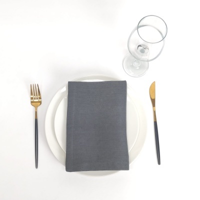 Conjunto de talheres com prato, guardanapo cinza e copo de vidro