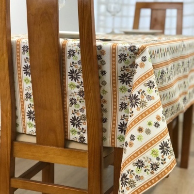 Mesa de madeira com toalha floral colorida em interior