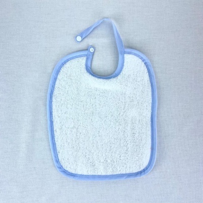 Babete para bebé branco com borda azul claro