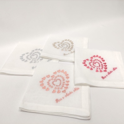 Conjunto de guardanapos brancos com bordados de corações e texto 'Para a minha mãe'