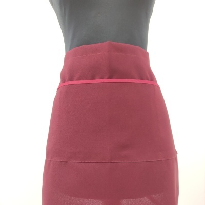 Saia feminina vermelha com detalhe rosa na cintura em manequim preta