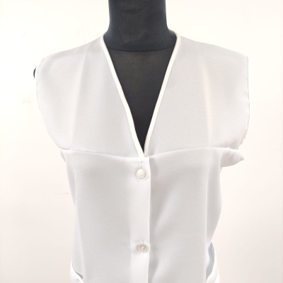 Colete branco com botões em manequim preto