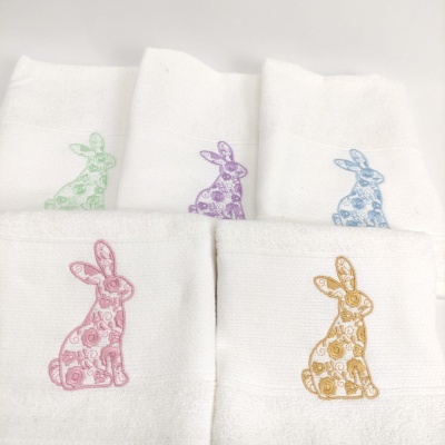 Toalhas brancas com estampas de coelho coloridas
