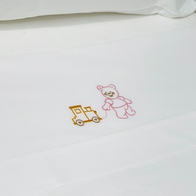 Lençol branco com bordado de um urso a puxar um comboio amarelo