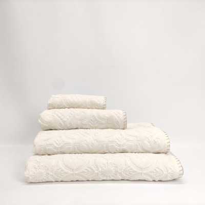 Toalhas de banho brancas com padrão floral texturizado empilhadas