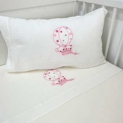 Conjunto de cama infantil branco com bordado de rato rosa num balão de ar quente