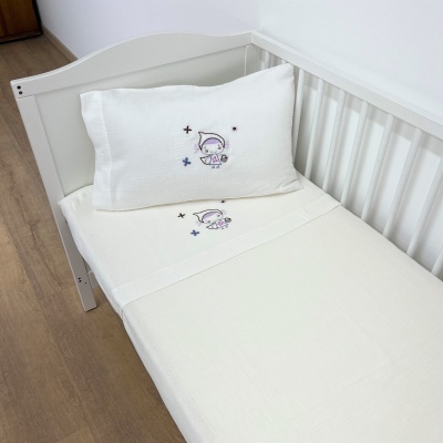Conjunto de roupa de cama para berço branco com bordado colorido