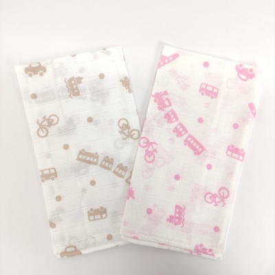 Dois panos de tecido com padrão de veículos, bicicletas e bolas, um castanho outro rosa