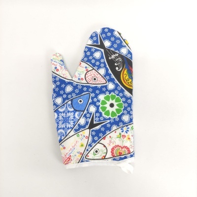 Luva de forno em tecido com padrão colorido de peixes e flores