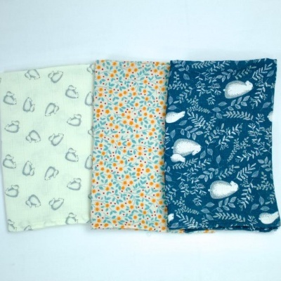 Três panos de tecido com diferentes padrões coloridos dobrados lado a lado