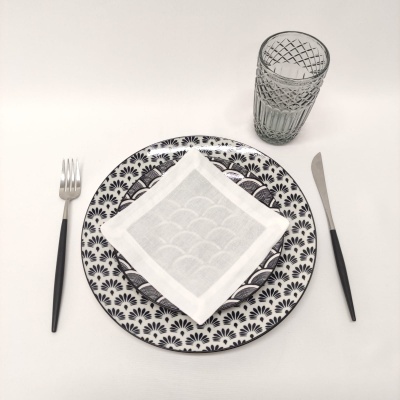 Conjunto de prato, guardanapo, copo e talheres em padrão preto e branco