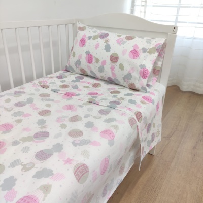 Roupa de cama infantil com padrão de ninhos e pássaros em branco, rosa, cinza e bege