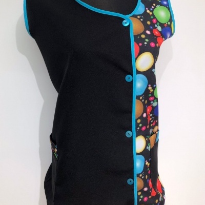 Camisola preta com painel lateral colorido e botões azuis