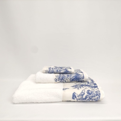 Conjunto de toalhas brancas com padrão azul empilhadas