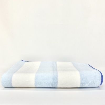 toalha de banho azul e branca dobrada
