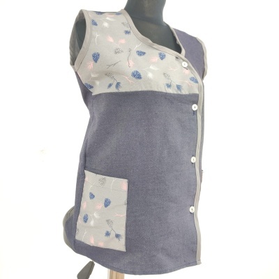 Colete feminino cinza com detalhes florais em branco e botões
