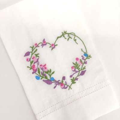 Pano branco com bordado de coração floral colorido