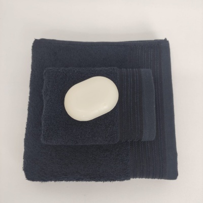 Toalha azul escura com sabonete branco oval