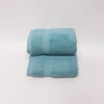 Conjunto de toalhas de banho azuis sobre fundo branco