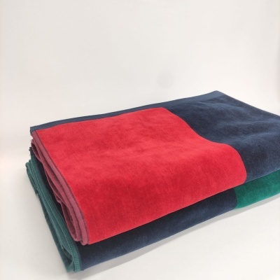 Toalha colorida dobrada sobre fundo branco