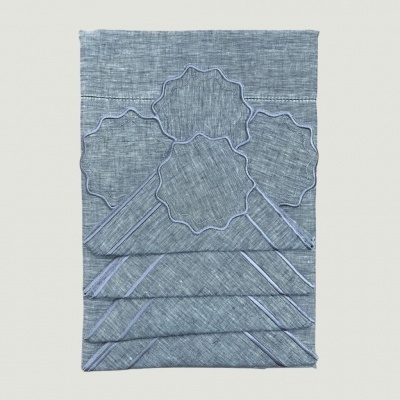 Toalha cinza azulado com bordados florais e linhas diagonais