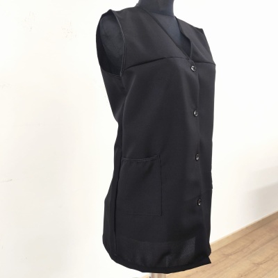 Colete preto com botões num manequim