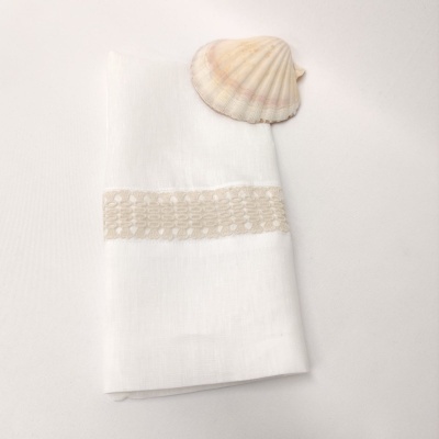 Guardanapo branco com faixa bordada bege e concha