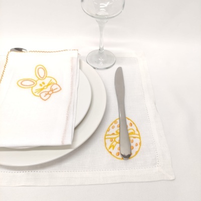 Conjunto de mesa com prato branco e guardanapo com coelho bordado amarelo