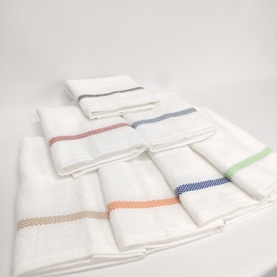 Conjunto de toalhas brancas com bordas coloridas em vários tons