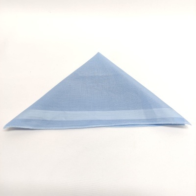 Pano azul claro dobrado em triângulo com faixa clara numa borda