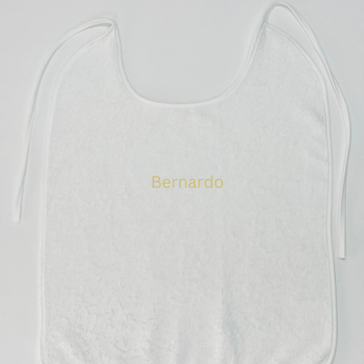 Babete branco com nome Bernardo bordado a amarelo